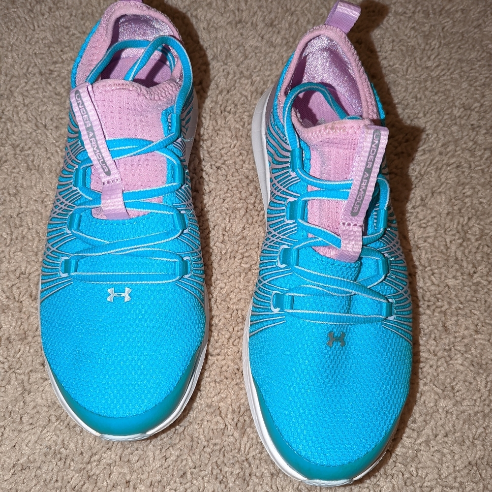 Women Under armour tennis shoes/sneakers/athletic shoes